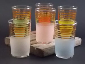 Verre droit à Porto en verre. Décors en projection de verre coloré et bandes liserés en dorure. Des années 50.