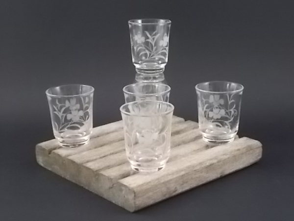 Verre à liqueur "Genet", motif de fleurs gravé dépoli. Forme droite style timbale.