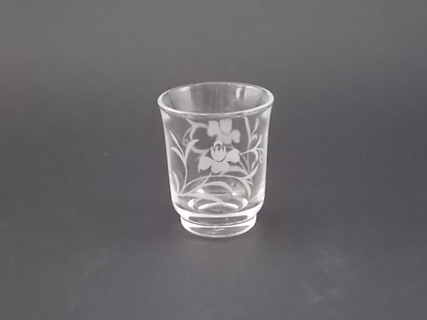 Verre à liqueur "Genet", motif de fleurs gravé dépoli. Forme droite style timbale.