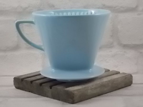 Verseuse et porte filtre 102, en céramique Bleu pastel. Verseuse à café contenance 0.6 l. Filtre à trois trous d'écoulement. De la marque Melitta.