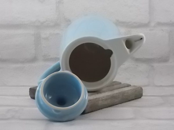 Verseuse et porte filtre 102, en céramique Bleu pastel. Verseuse à café contenance 0.6 l. Filtre à trois trous d'écoulement. De la marque Melitta.