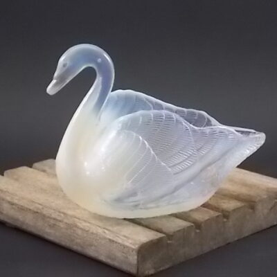 Vide poche "Cygne", en verre pressé Opalescent Blanc. R° N° 20086. Edité en 1885. De la verrerie Burtles & Tate - Manchester.