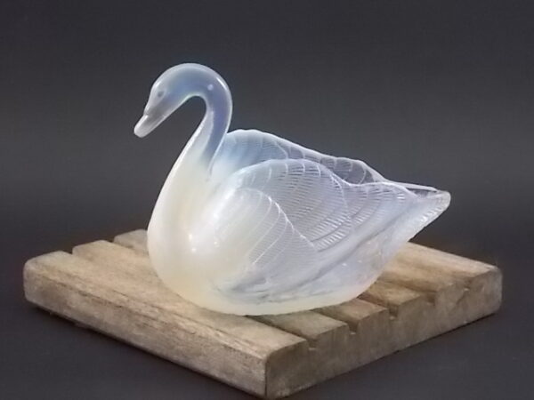 Vide poche "Cygne", en verre pressé Opalescent Blanc. R° N° 20086. Edité en 1885. De la verrerie Burtles & Tate - Manchester.