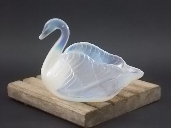 Vide poche "Cygne", en verre pressé Opalescent Blanc. R° N° 20086. Edité en 1885. De la verrerie Burtles & Tate - Manchester.