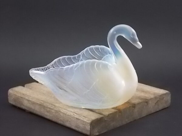 Vide poche "Cygne", en verre pressé Opalescent Blanc. R° N° 20086. Edité en 1885. De la verrerie Burtles & Tate - Manchester.