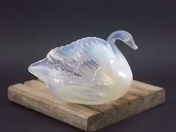 Vide poche "Cygne", en verre pressé Opalescent Blanc. R° N° 20086. Edité en 1885. De la verrerie Burtles & Tate - Manchester.