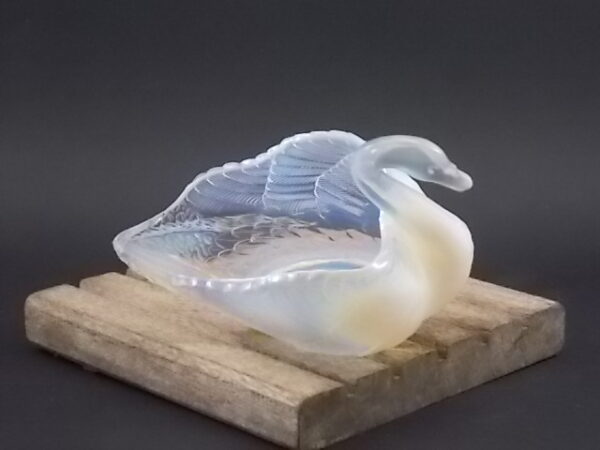 Vide poche "Cygne", en verre pressé Opalescent Blanc. R° N° 20086. Edité en 1885. De la verrerie Burtles & Tate - Manchester.