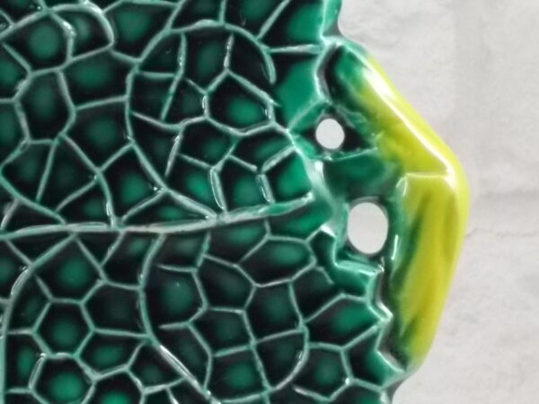 Vide poche "Feuille", en céramique Verte et Jaune. Forme feuille à nervures en relief et bord dentelé. De Vallauris Alpes Maritimes