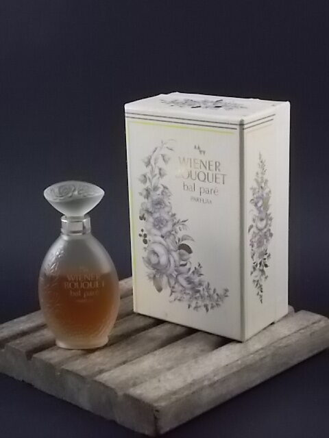 Flacon Wiener Bouquet "Bal Paré", Parfum 15 ml. Lancé en 1949. De la maison Maurer & Wirtz