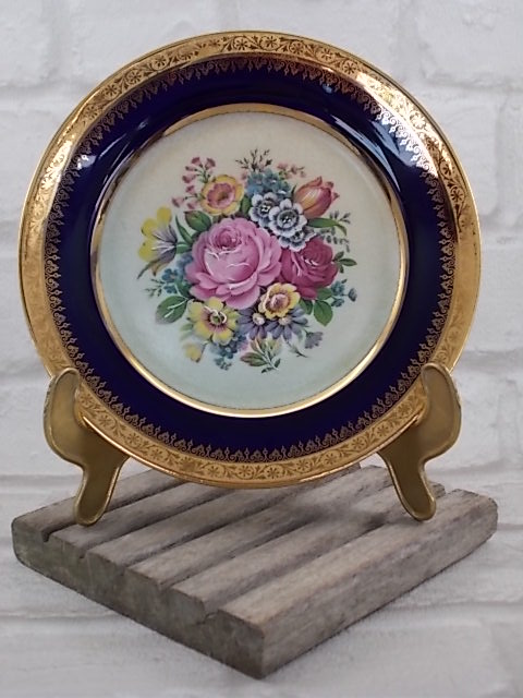 Assiette Floral du décorateur "Lemaire" Limoges. En porcelaine, motif "Bouquet fleuri" rehaussé main. Bordure "Bleu de Four" et frise double Dorure