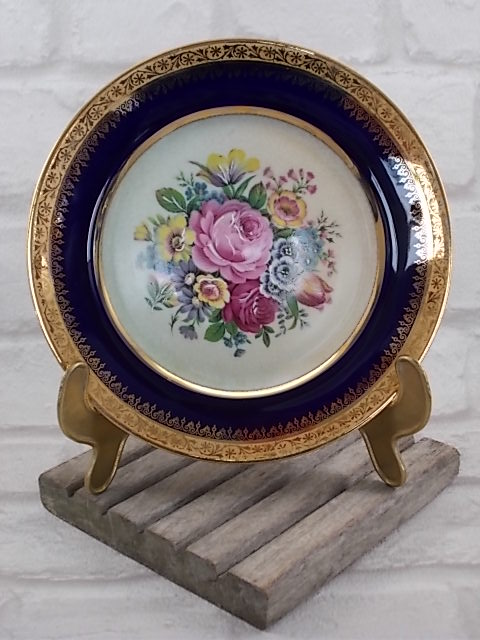 Assiette Floral du décorateur "Lemaire" Limoges. En porcelaine, motif "Bouquet fleuri" rehaussé main. Bordure "Bleu de Four" et frise double Dorure
