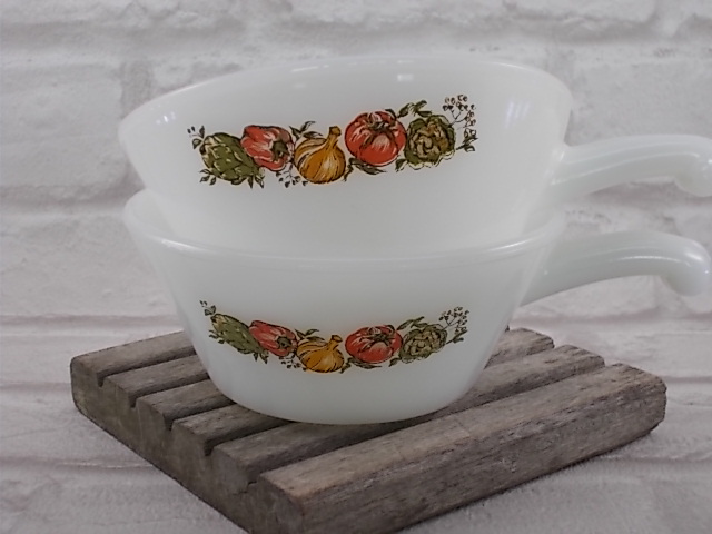 Bol à soupe en verre opale blanc agrémenté d'un motif sérigraphié de Légumes du Potager, de la marque Anchor Hocking made in USA