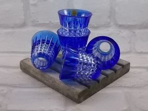 Verre en cristal taillé Bleu Cobalt. Double taille. Forme Gobelet. De la marque Cristal d'Arques