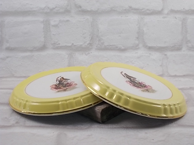 2 Repose plat en faïence "Orchies" Moulin des Loups, motif "Danseuse de Flamenco" et tour jaune avec liseré dorure
