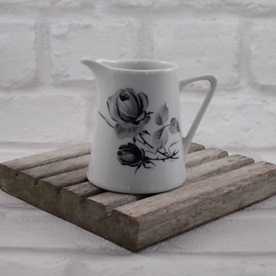 Pot à Lait "Amour" de "Vercor" N°30 en Porcelaine Blanche motif floral "Roses Noires" dégradées de Gris, liseré Doré sur la anse