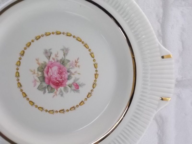 Petite assiette plat, "Victory" by Salem China.co, faïence Blanche décors central motif de Rose entouré d'une frise, liseré or 23 Carats