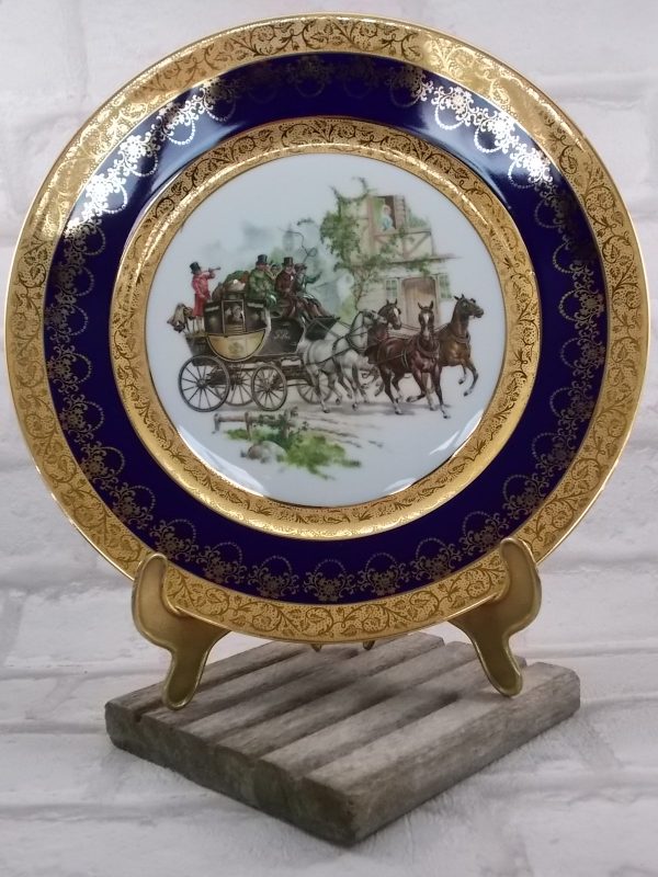Assiette décorative en porcelaine, véritable Bleu de Four de "Limoges France", décor "Voyage en Diligence" rehaussé main, frise double Dorure